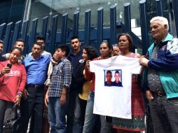 Un grupo de personas proveniente de El Salvador, Guatemala y Brasil se manifestó frente a la PGR. SUN / D. García