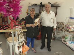 María Elena y Arturo ya atienden su puesto en el Nuevo Mercado Corona, que el próximo domingo abre sus puertas. EL INFORMADOR / F. Atilano