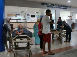 Los vecinos salen de sus casas y hospitales ubicados en la región del sismo. AFP / K. Harefa