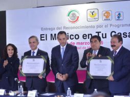 Entrega del reconocimiento al jefe de Gobierno de la CDMX y al secretario de Salud capitalino. TWITTER / @ManceraMiguelMX