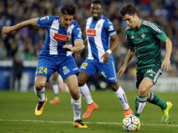 Al minuto 20 Germán Pezzella duplicó la cuenta 0-2 y al 71 Juan Vargas cerró la victoria 0-3 para los béticos. EFE / A. Dalmau