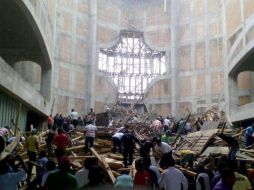 Tras el derrumbe, elementos de seguridad y cuerpos de auxilio brindaron ayuda a la población afectada. NTX / ESPECIAL