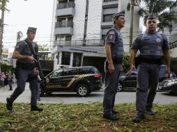 Agentes de la Policía Federal ingresaron a la casa de Lula en Sao Paulo a primera hora de la mañana. EFE / S. Moreira