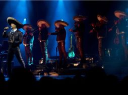 'El Potrillo' emocionó a los asistentes al aparecer en escena enfundado en el traje de charro. TWITTER / @alexoficial