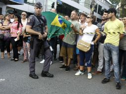 Decenas de personas afines o adversarias del ex presidente se concentraron frente a su residencia al momento de la detención. AFP / M. Schincariol