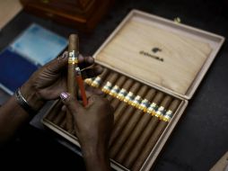 La pieza por la cual se ofreció más fue un humidor exclusivo de la marca Cohiba, recaudando 320 mil euros. AP / R. Espinosa