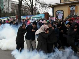 Cientos de personas se manifestaban contra la 'censura' hasta que la policía antidisturbios los dispersó. AP /
