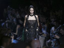 Faldas y vestidos fueron las piezas más lucidas sobre la pasarela en un estilo de inspiración de los años 70 combinado con botas. AP / V. Caer