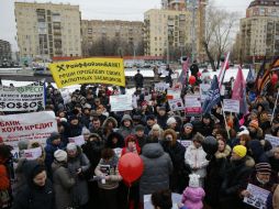 Algunas personas llevaban pancartas con las que acusaban al presidente Vladimir Putin de asesino. EFE / S. Ilnitsky