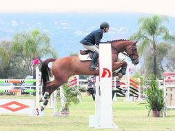 Rodrigo Gómez, del Guadalajara Country Club, a lomos de “Bon Ami”, realiza su recorrido durante la prueba libre a 1.40 metros. EL INFORMADOR / M. Vargas