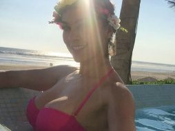 Aracely aparece en su cumpleaños en la orilla de una alberca con el mar de fondo. INSTAGRAM / @aracelyarambula