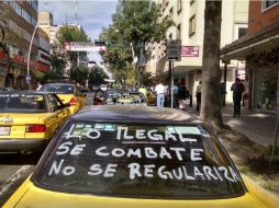 Taxistas tradicionales inician la mega marcha rumbo al Congreso del Estado. EL INFORMADOR / A. García