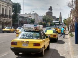 Decenas de taxistas se dirigen rumbo al Congreso del Estado. EL INFORMADOR / S. Rodríguez