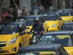 Taxistas tradicionales provocaron caos en el Centro tapatío en oposición a la regulzarización de Uber. EL INFORMADOR / F. Atilano