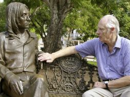 George Martin posa junto a una estatua conmemorativa de John Lennon durante una visita a Cuba. AP / C. Herrera