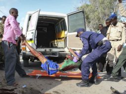Varias personas cargan con el cuerpo sin vida de una de las víctimas del atentado. EFE / S. Yusuf