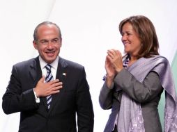 Calderón indica que él anima a su mujer a realizar sus aspiraciones, pues admite que ella pausó su labor política para acompañarlo. NTX / ARCHIVO