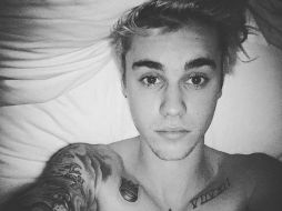 Aparece acostado en una cama luciendo su nuevo accesorio. INSTAGRAM / justinbieber