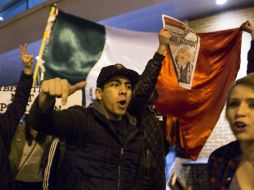 Ayer, por la presencia de Trump en Chicago, se produjo una confrontación entre simpatizantes y desertores del magnate. AFP / J. Gibby