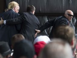 Este sábado, un hombre trató de violar el cordón de seguridad en su evento en Ohio pero fue retirado 'de forma profesional'. AP / T. Wright