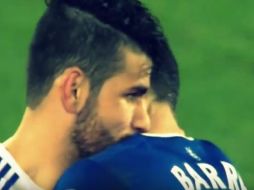 Momento en que Diego Costa busca darle la mordida a Barry del Everton. YOUTUBE /