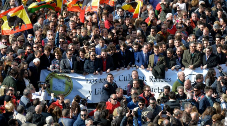 Los diestros Enrique Ponce, Morante de la Puebla o Julián López encabezaron la marcha con pancartas y banderas con un toro negro. AFP / J. Jordan