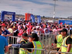 En los alrededores del estadio Chivas, revendedores buscan ofrecer su producto. EL INFORMADOR / J. Robles