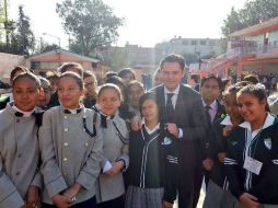 Aurelio Nuño visitó la secundaria 'Sor Juana Inés de la Cruz', en la capital del país. TWITTER / @aurelionuno
