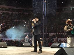 El próximo 8 de abril, Álvarez lanzará su nuevo disco 'Los ídolos, hoy mis amigos'. TWITTER / @julionalvarez