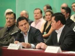 Aristóteles Sandoval, durante el foto, acompañado del rector de la UdeG (i) y el titular de Segob (d). EL INFORMADOR / A. Hinojosa