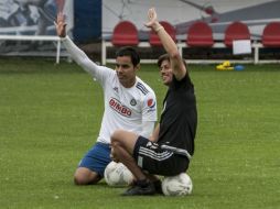 Bravo y Almeyda, de buen humor tras la práctica de ayer. EL INFORMADOR / R. Tamayo