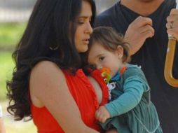 Salma mostró una imagen cargando a su hija Valentina. INSTAGRAM / salmahayek