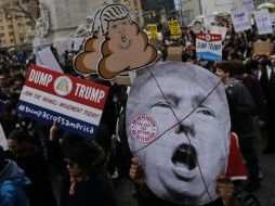 Pancartas con frases como 'No al racismo, No al fascismo, No a Trump' fueron mostradas durante la marcha. AFP / E. Muñoz