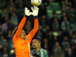 El meta malaguista desvió en los minutos 55 y 57 dos potentes disparos cruzados del artillero canario. EFE / J. Vidal