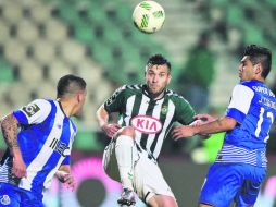Remate fallido. El mexicano Jesús Corona (17) sacó un cabezazo alto, en el duelo contra el Vitória de Setúbal. EFE /