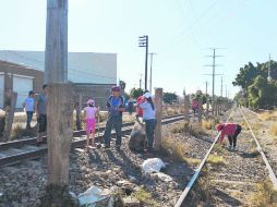 Con el objetivo de mejorar el entorno y abatir la inseguridad, se organizaron para limpiar 500 metros lineales. ESPECIAL /