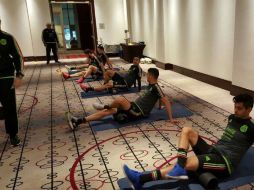 Los elementos que militan en el extranjero hicieron ejercicios de recuperación tras el largo viaje. TWITTER / @miseleccionmx