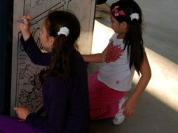 El texto destaca la importancia de ofrecer servicios de salud establecidos para atender las necesidades de mujeres y niñas. EFE / ARCHIVO