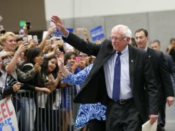 Sanders saluda a sus simpatizantes en medio de un evento político. AP / L. Ignelzi
