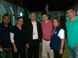 Ramó Cabrales (rojo) junto a familiares y amigos. EFE / F. Calderón