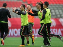 El técnico Juan Carlos Osorio y su equipo bromean en el reconocimiento de la cancha donde jugarán esta noche. MEXSPORT / J. Martínez