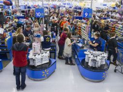 El gasto de consumo aumentó 2.4 % en los últimos tres meses de 2015, frente a 2 % estimado previamente. AP / ARCHIVO