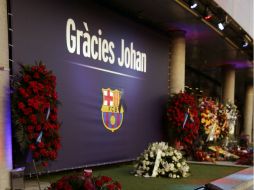 Algunos seguidores dejaron bufandas, flores y pirulíes, como los que Cruyff solía comer después de deja el tabaco. EFE / A. Estévez