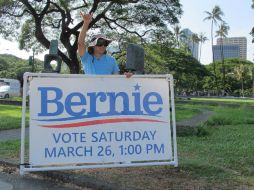 Simpatizante de Sanders promociona el voto en Honolulu. AP / C. Bussewitz