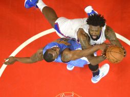 DeAndre Jordan (de blanco) colaboró con 16 puntos y 16 rebotes durante el partido de ayer. AP / M. Terrill