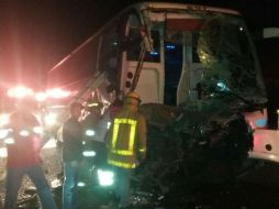 La puerta del autobús no podía abrir, y bomberos tuvieron que utilizar medios mecánicos para arrancarla. EL INFORMADOR / S. Blanco