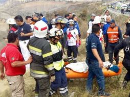 Según paramédicos, el vehículo cayó a más de 30 metros de profundidad. TWITTER / @CruzRojaEM