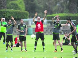 Javier Aquino, Marco Fabián, Yasser Corona, Miguel Layún y Eduardo Herrera, bromean durante el entrenamiento. SUN /