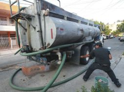 Alrededor de 10 mil litros de agua potable se llevan en cada viaje. EL INFORMADOR / ARCHIVO