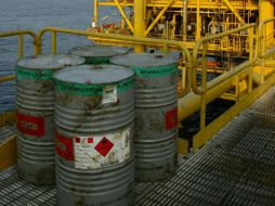 Analistas destacan que los precios del petróleo están a la baja pese al retroceso del dólar, situación que favorece su compra. AFP / ARCHIVO